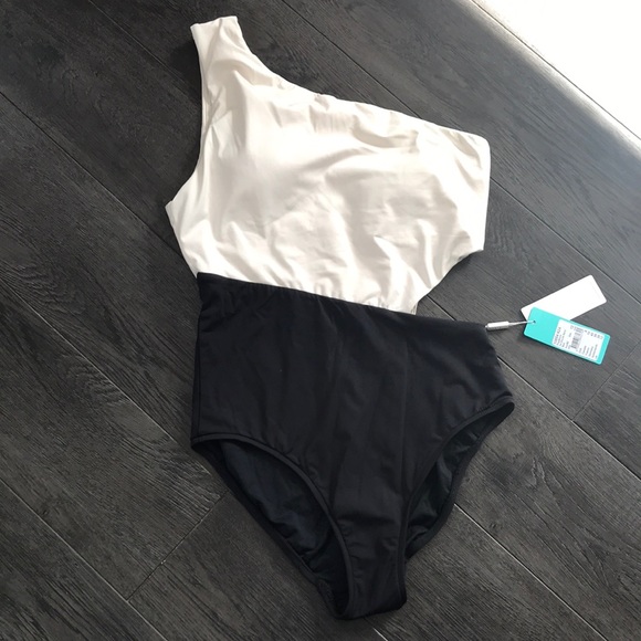 Sexy one piece - Picture 3 of 5